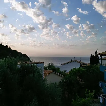 Apartahotel Iris Áyios Nikítas